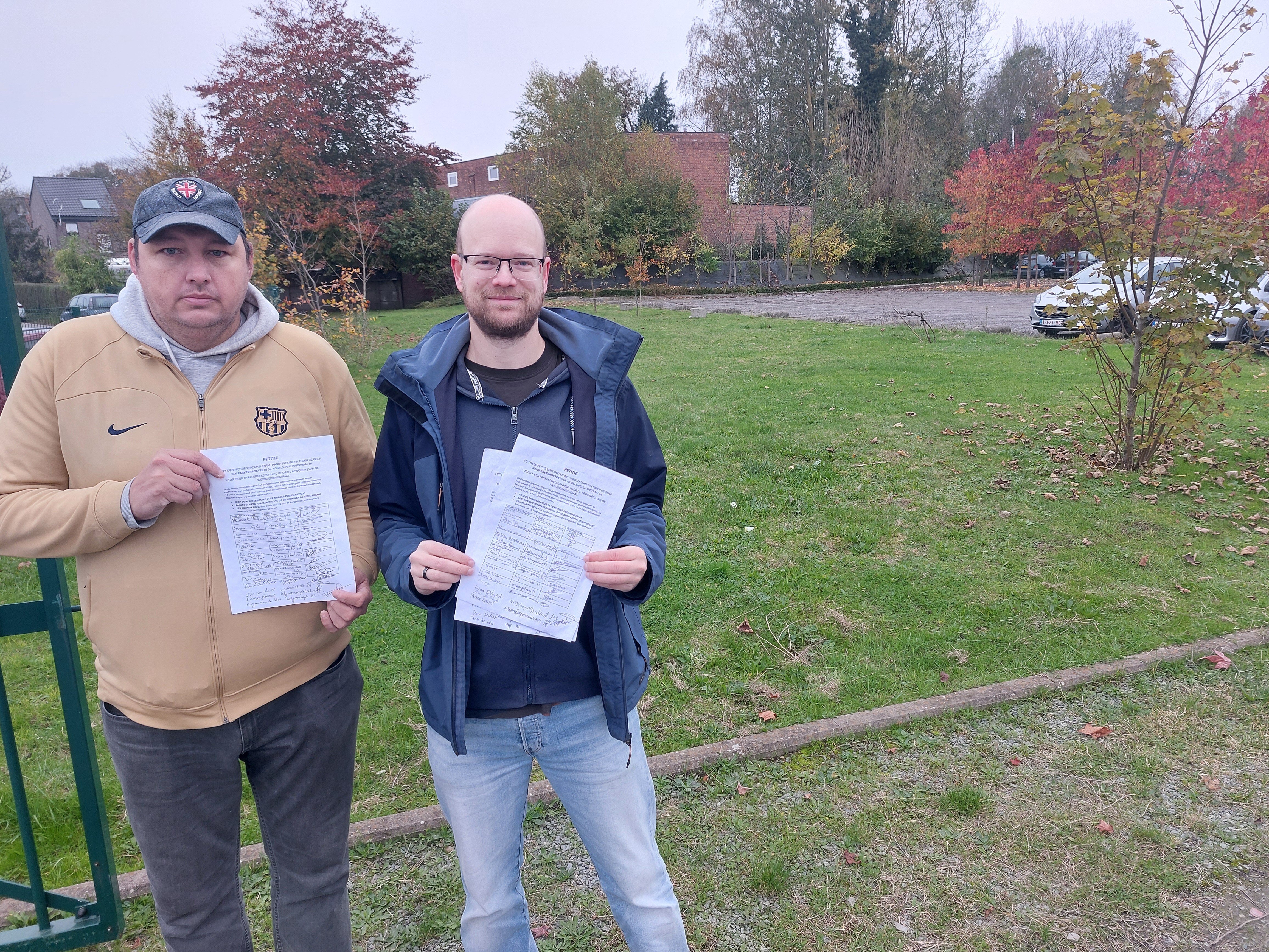 Steven Van Goethem en Chris Wauman met petitie aan achter-parking kringloopwinkel, Sint-Niklaas.