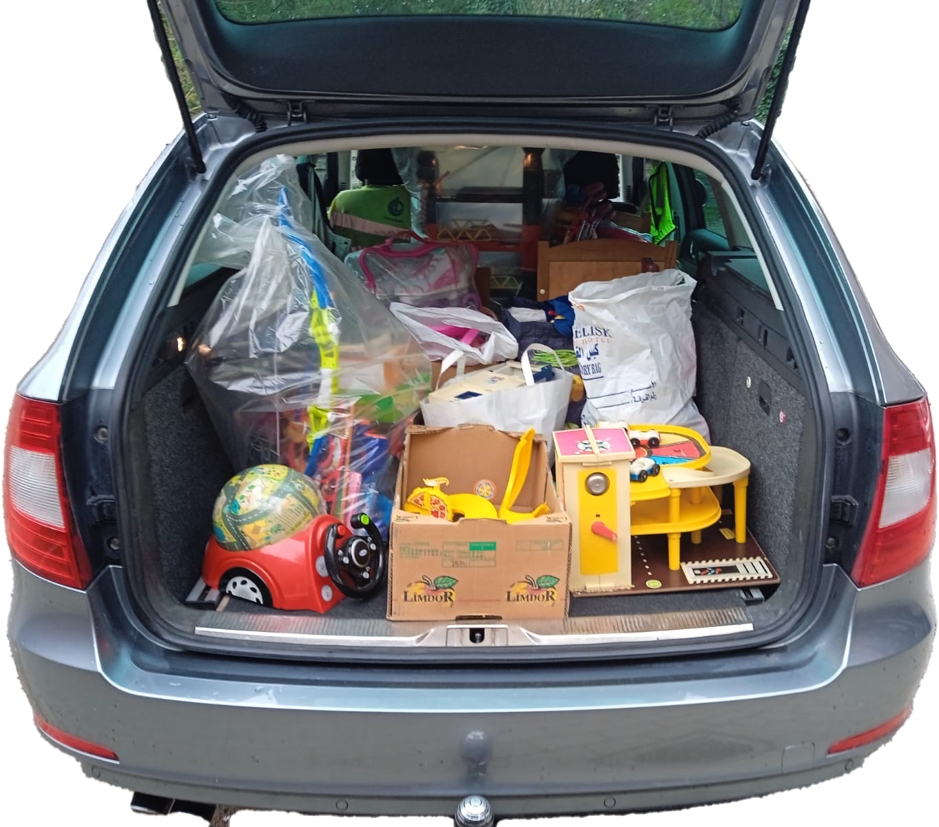 Autokoffer vol speelgoed voor kinderen op de vlucht