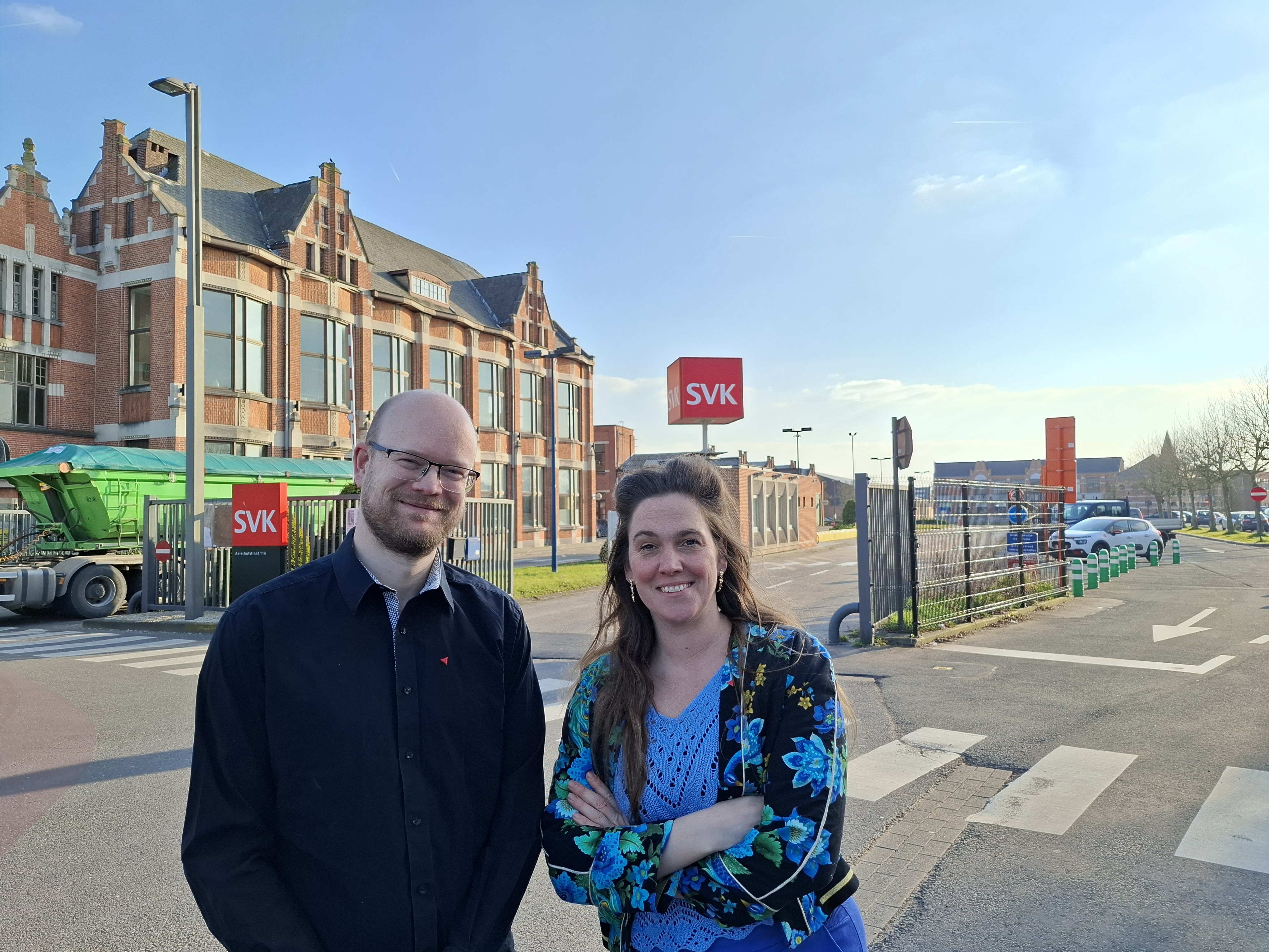 Gemeenteraadslid Chris Wauman en Vlaams Parlementslid Debby Burssens aan SVK, Sint-Niklaas.