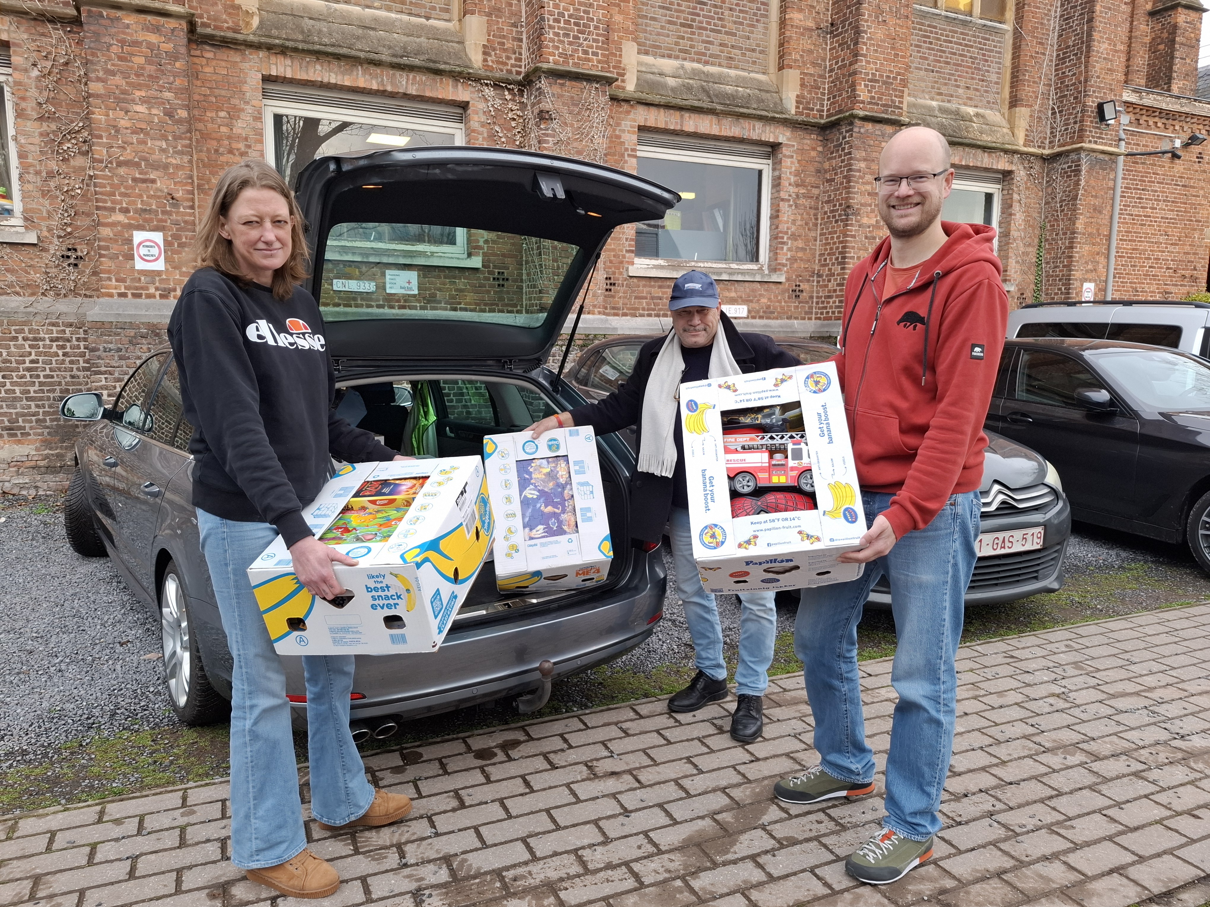 Winter van Solidariteit - Drie auto's vol speelgoed voor het VLOS
