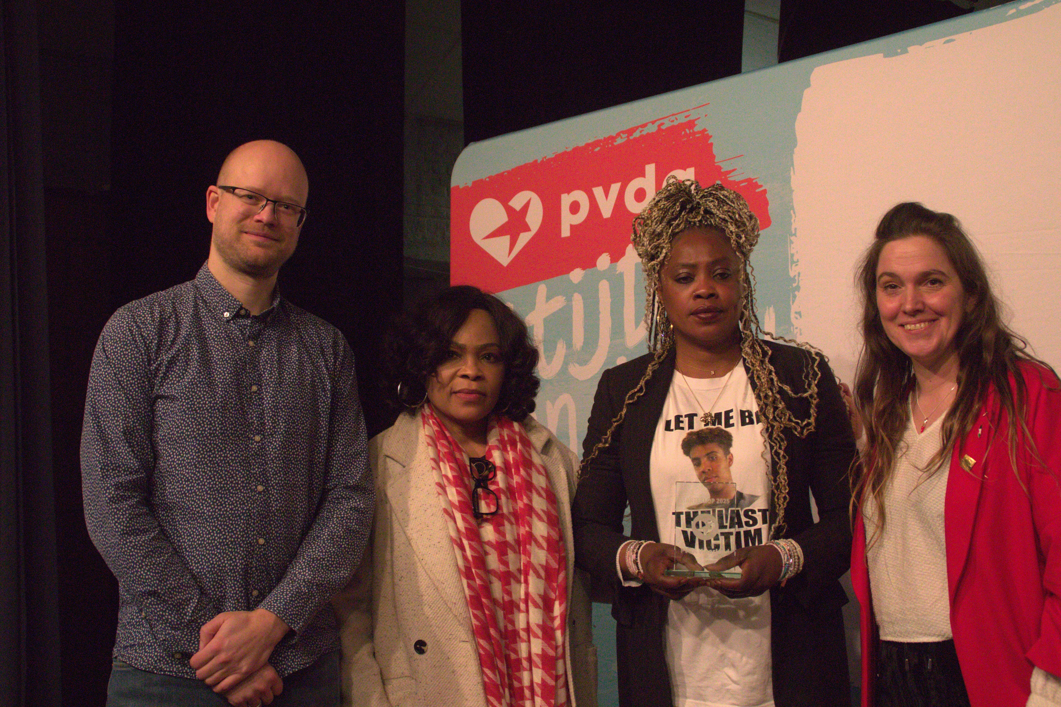 Uitreiking Harteklopprijs 2025 aan Efua Agyepong. Op de foto met haar zus, PVDA gemeenteraadslid Chris Wauman en Vlaams Parlementslid Debby Burssens.
