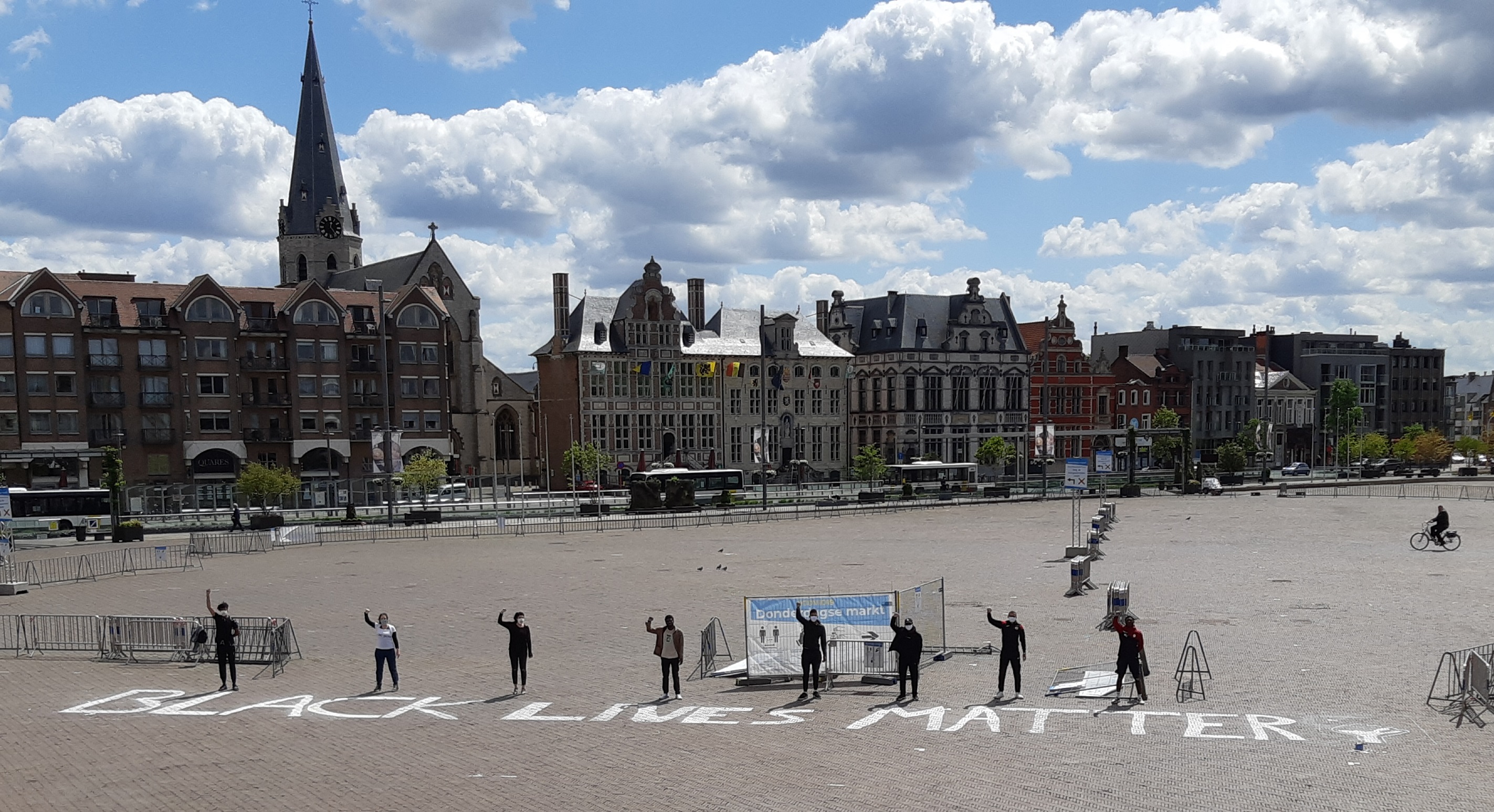 Sint-Niklaas maakt vreedzame vuist tegen racisme